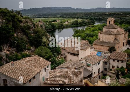 Miravet villaggio sulle rive del fiume Ebro nella provincia di Tarragona, Catalogna, Spagna. Foto Stock