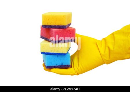 la mano in guanti domestici di gomma gialla tiene il palo della cucina spugne isolate su sfondo bianco Foto Stock