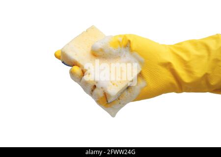 mano in guanto giallo di gomma che tiene la spugna saponata isolata sopra sfondo bianco Foto Stock