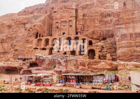 PETRA, GIORDANIA - 23 MARZO 2017: Tomba dell'urna nell'antica città di Petra, Giordania Foto Stock