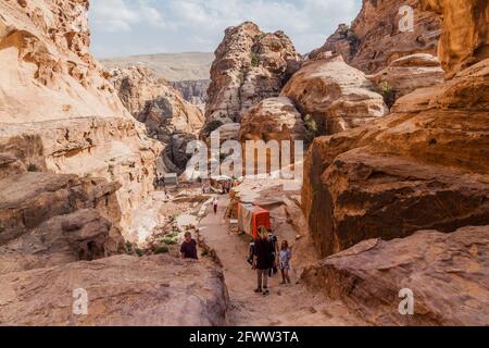 PETRA, GIORDANIA - 23 MARZO 2017: Sentiero del monastero nell'antica città di Petra, Giordania Foto Stock