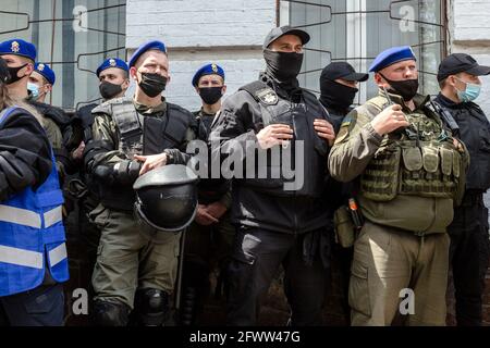 KIEV, UCRAINA - Maggio 21 2021: Poliziotti in una maschera su una protesta contro la violenza della polizia durante Сovid-19. Foto Stock