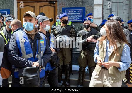 KIEV, UCRAINA - Maggio 21 2021: Poliziotti in una maschera su una protesta contro la violenza della polizia durante Сovid-19. Foto Stock