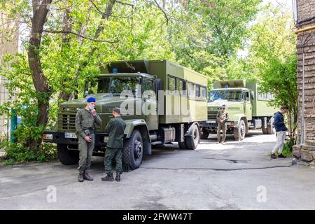 KIEV, UCRAINA - Maggio 21 2021: Polizia e veicoli militari in città, sparati durante una protesta contro la violenza della polizia. Foto Stock