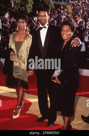 Denzel Washington con la moglie Paulette Washington e Madre Lennis Washington alla cerimonia del 62° Premio Academy 26 marzo 1990 a Los Angeles, California. Washington ha ricevuto un Oscar come miglior attore in un ruolo di supporto per la sua performance come Trip in 'Glory'. Credito: Ralph Dominguez/MediaPunch Foto Stock