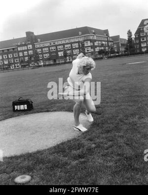 Assegnazione Cor du Buy (scarpe sportive), 28 luglio 1964, SCARPE SPORTIVE, atletica, I Paesi Bassi, foto agenzia stampa del XX secolo, notizie da ricordare, documentario, fotografia storica 1945-1990, storie visive, Storia umana del XX secolo, che cattura momenti nel tempo Foto Stock