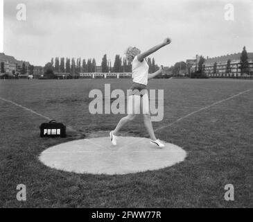 Assignment Cor du Buy (scarpe sportive), 28 luglio 1964, SPORTSHOES, atletica, shot put, I Paesi Bassi, foto agenzia stampa del XX secolo, notizie da ricordare, documentario, fotografia storica 1945-1990, storie visive, Storia umana del XX secolo, che cattura momenti nel tempo Foto Stock