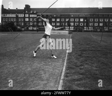 Assegnazione Cor du Buy (scarpe sportive), 28 luglio 1964, SCARPE SPORTIVE, atletica, Javelin Throw, Paesi Bassi, foto agenzia stampa del XX secolo, notizie da ricordare, documentario, fotografia storica 1945-1990, storie visive, Storia umana del XX secolo, che cattura momenti nel tempo Foto Stock