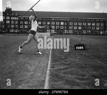 Assignment Cor du Buy (scarpe sportive), 28 luglio 1964, SPORTSHOES, atletica, Javelin Throw, Paesi Bassi, foto agenzia stampa del XX secolo, notizie da ricordare, documentario, fotografia storica 1945-1990, storie visive, Storia umana del XX secolo, che cattura momenti nel tempo Foto Stock