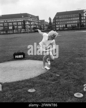 Assegnazione Cor du Buy (scarpe sportive), 28 luglio 1964, SCARPE SPORTIVE, atletica, Discus Throw, Paesi Bassi, foto agenzia stampa del XX secolo, notizie da ricordare, documentario, fotografia storica 1945-1990, storie visive, Storia umana del XX secolo, che cattura momenti nel tempo Foto Stock