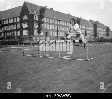 Assegnazione Cor du Buy (scarpe sportive), 28 luglio 1964, SCARPE SPORTIVE, atletica, Hurdles, Paesi Bassi, foto agenzia stampa del XX secolo, notizie da ricordare, documentario, fotografia storica 1945-1990, storie visive, Storia umana del XX secolo, che cattura momenti nel tempo Foto Stock