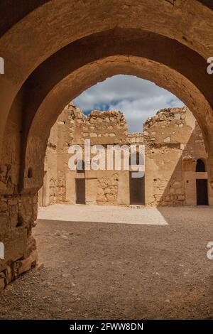 Rovine di Qasr Kharana a volte Harrana, al-Kharanah, Kharaneh o Hraneh , castello desertico nella Giordania orientale Foto Stock