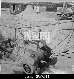 Perforazione esplorativa su Ameland di NAM e Caltex. Panoramica dei lavori, 26 settembre 1963, estrazione mineraria, Paesi Bassi, foto agenzia stampa del xx secolo, notizie da ricordare, documentario, fotografia storica 1945-1990, storie visive, Storia umana del XX secolo, che cattura momenti nel tempo Foto Stock