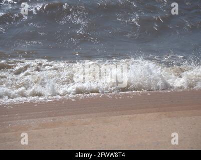 Il mare a Blackpool si schiantano sulle pareti del mare Foto Stock