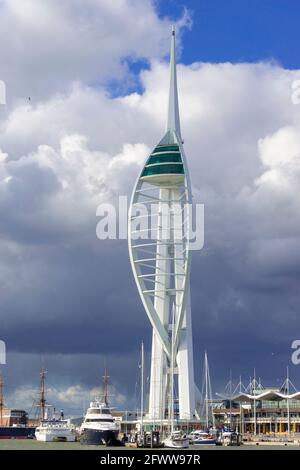 Porto di Portsmouth con la Spinnaker Tower accanto a Gunwharf Quays e il porto storico di Portsmouth con le nuvole di tempesta in primavera - Hampshire, Inghilterra Foto Stock