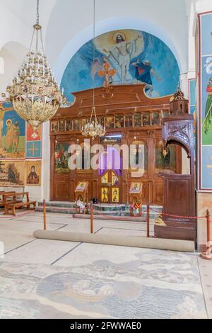 MADABA, GIORDANIA - 21 MARZO 2017: Interno della chiesa di San Giorgio a Madaba, Giordania Foto Stock