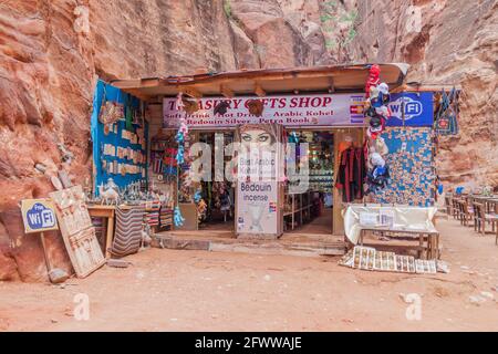 PETRA, GIORDANIA - 23 MARZO 2017: Negozio di souvenir nell'antica città di Petra, Giordania Foto Stock