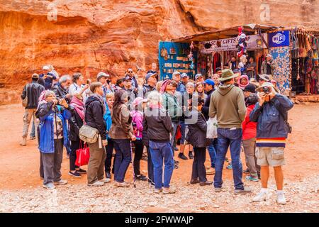 PETRA, GIORDANIA - 23 MARZO 2017: Gruppo di turisti nell'antica città di Petra, Giordania Foto Stock