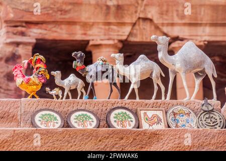 PETRA, GIORDANIA - 23 MARZO 2017: Souvenir in vendita nella città antica Petra, Giordania Foto Stock