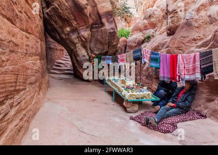 PETRA, GIORDANIA - 23 MARZO 2017: Bancarella di souvenir nell'antica città di Petra, Giordania Foto Stock