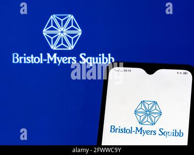 Ucraina. 24 maggio 2021. In questa illustrazione fotografica il logo Bristol Myers Squibb è visualizzato su uno smartphone. (Foto di Igor Golovniov/SOPA Images/Sipa USA) Credit: Sipa USA/Alamy Live News Foto Stock