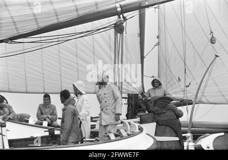 La corsa di 100 miglia sull'Ijsselmeer tra Hoorn e Volendam. Principessa Beatrice e Principe Claus in olio a bordo del Groene Draeck, 9 giugno 1968, principesse, vela, I Paesi Bassi, foto agenzia stampa del XX secolo, notizie da ricordare, documentario, fotografia storica 1945-1990, storie visive, Storia umana del XX secolo, che cattura momenti nel tempo Foto Stock