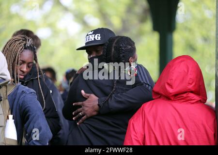 Londra, Inghilterra, Regno Unito. 24 maggio 2021. Amici e colleghi attivisti hanno tenuto una veglia al Ruskin Park in Denmark Hill for Black Lives, leader della materia Sasha Johnson, che è stato ucciso ieri e rimane in condizioni critiche in ospedale dopo un'operazione. Credit: Tayfun Salci/ZUMA Wire/Alamy Live News Foto Stock