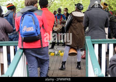 Londra, Inghilterra, Regno Unito. 24 maggio 2021. Amici e colleghi attivisti hanno tenuto una veglia al Ruskin Park in Denmark Hill for Black Lives, leader della materia Sasha Johnson, che è stato ucciso ieri e rimane in condizioni critiche in ospedale dopo un'operazione. Credit: Tayfun Salci/ZUMA Wire/Alamy Live News Foto Stock