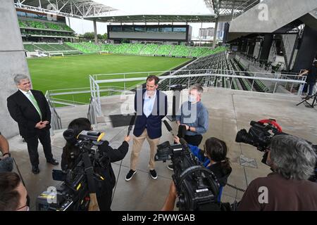 Austin, TX USA, 24 maggio 2021: ANDY LOUGHNANE, presidente del FC di Austin, e STEVE ADLER, sindaco di Austin (a sinistra), annunciano che il calo dei numeri delle pandemie consentirà il 100% della capacità dello stadio per la partita di apertura della Major League Soccer di Austin il mese prossimo. Lo stadio ospiterà la squadra nazionale femminile di calcio degli Stati Uniti in un amichevole con la Nigeria il 16 giugno 2021. Credit: Bob Daemmrich/Alamy Live News Foto Stock