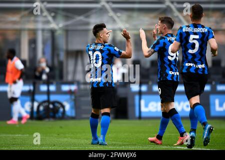 Milano, Italia. 23 maggio 2021. Lautaro Martinez (L) del FC Internazionale festeggia con Andrea Pinamonti del FC Internazionale dopo aver segnato un gol durante la Serie A Football Match tra FC Internazionale e Udinese Calcio. Il FC Internazionale ha vinto 5-1 su Udinese Calcio. Credit: Nicolò campo/Alamy Live News Foto Stock