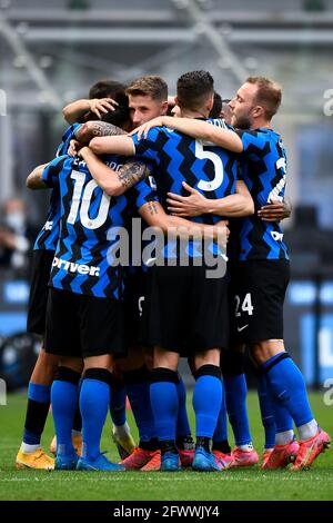 Milano, Italia. 23 maggio 2021. Lautaro Martinez del FC Internazionale festeggia con i suoi compagni di squadra dopo aver segnato un gol durante la Serie A, una partita di calcio tra FC Internazionale e Udinese Calcio. Il FC Internazionale ha vinto 5-1 su Udinese Calcio. Credit: Nicolò campo/Alamy Live News Foto Stock