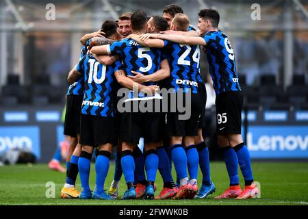 Milano, Italia. 23 maggio 2021. Lautaro Martinez del FC Internazionale festeggia con i suoi compagni di squadra dopo aver segnato un gol durante la Serie A, una partita di calcio tra FC Internazionale e Udinese Calcio. Il FC Internazionale ha vinto 5-1 su Udinese Calcio. Credit: Nicolò campo/Alamy Live News Foto Stock