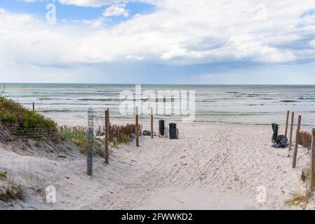 Percorso di sabbia per la spiaggia attraverso le dune del Baltico mare Foto Stock