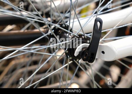 Primo piano raggi per biciclette. Primo piano di una ruota di bicicletta Foto Stock