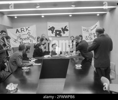 La lotta contro la discriminazione razziale Klub ha inviato due membri in America per presentare una petizione al Segretario Generale dell'ONU, nel corso del 14 dicembre 1964, membri, Conferenze stampa, petizioni, Paesi Bassi, foto agenzia stampa del XX secolo, notizie da ricordare, documentario, fotografia storica 1945-1990, storie visive, Storia umana del XX secolo, che cattura momenti nel tempo Foto Stock