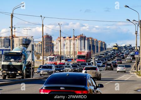 Ingorghi di traffico sulle strade della città. Luci di stop rosse delle auto fermate sullo sfondo della città circostante.San Pietroburgo. Russia. 3 aprile Foto Stock