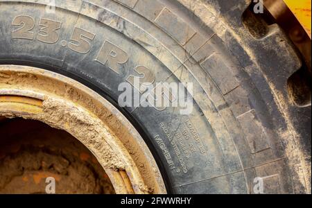 Immagine dettagliata di uno pneumatico Michelin su un caricatore frontale Foto Stock