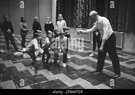 Assegnazione telegrafo. Scuola di scherma Tocato a Zandvoort, 8 gennaio 1963, scherma, Paesi Bassi, foto agenzia stampa del xx secolo, notizie da ricordare, documentario, fotografia storica 1945-1990, storie visive, Storia umana del XX secolo, che cattura momenti nel tempo Foto Stock