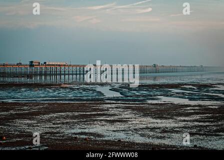 Southend Pier, il molo più lungo del mondo, a 1.34 miglia o 2.16 km, raggiunge l'estuario del Tamigi, Southend-on-Sea, Essex, Gran Bretagna Foto Stock