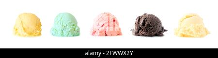 Assortimento di scoop per gelato isolati su fondo bianco. Sapori di limone, menta, fragola, cioccolato e vaniglia. Foto Stock