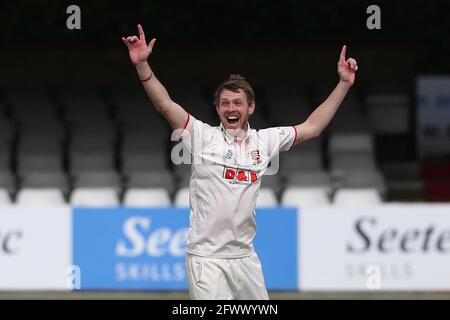 Jamie Porter rivendica il wicket di Alex Davies durante l'Essex CCC vs Lancashire CCC, friendly Match Cricket al Cloudfm County Ground il 24 marzo 20 Foto Stock