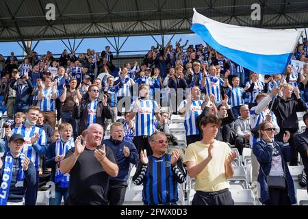 Odense, Danimarca. 24 maggio 2021. Gli appassionati di calcio di OB si sono visti durante la partita 3F Superliga tra Odense Boldklub e AC Horsens al Nature Energy Park di Odense. (Photo Credit: Gonzales Photo/Alamy Live News Foto Stock