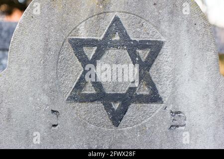 Valenciennes, Francia, 2017/01/05. Tomba ebraica con un esagramma - stella a sei punte al cimitero di San Roch. Foto Stock