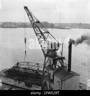 Amsterdam, immagini relative ai lavori di riparazione nel porto, 1945, riparazione, seconda guerra mondiale, Paesi Bassi, foto agenzia stampa del xx secolo, notizie da ricordare, documentario, fotografia storica 1945-1990, storie visive, Storia umana del XX secolo, che cattura momenti nel tempo Foto Stock