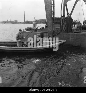 Amsterdam, immagini relative ai lavori di riparazione nel porto, 1945, ripresa, seconda guerra mondiale, Paesi Bassi, foto agenzia stampa del xx secolo, notizie da ricordare, documentario, fotografia storica 1945-1990, storie visive, Storia umana del XX secolo, che cattura momenti nel tempo Foto Stock