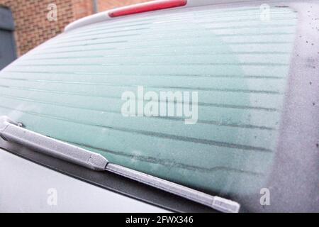 finestrino posteriore ghiacciato di un'auto Foto Stock