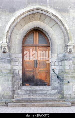 Una porta gotica con arco appuntito sulla chiesa gotica di San Gery (Gaugericus) a Valenciennes. Foto Stock