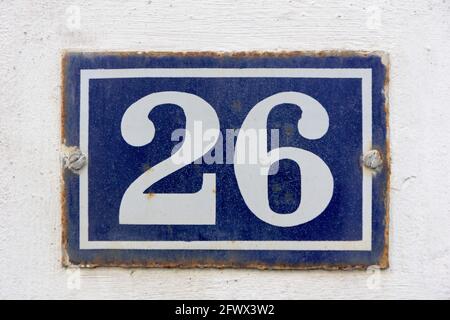Numero 26 in bianco su una piastra di metallo blu Foto Stock