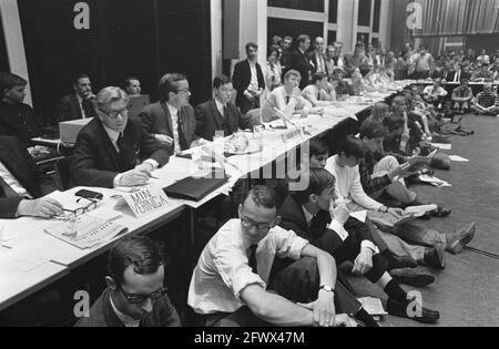 Dibattito aperto tra il Consiglio degli studenti olandese e il Ministro Veringa a Utrecht. Una sala affollata, sulla sinistra Ministro Veringa, 19 giugno 1968, dibattiti, CONSIGLI DEGLI STUDENTI, Ministri, Paesi Bassi, foto agenzia stampa del XX secolo, notizie da ricordare, documentario, fotografia storica 1945-1990, storie visive, Storia umana del XX secolo, che cattura momenti nel tempo Foto Stock