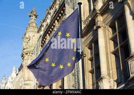 Bandiera europea su un municipio in Francia. Foto Stock